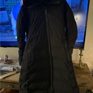 Elegant Black Hooded Puffer Coat